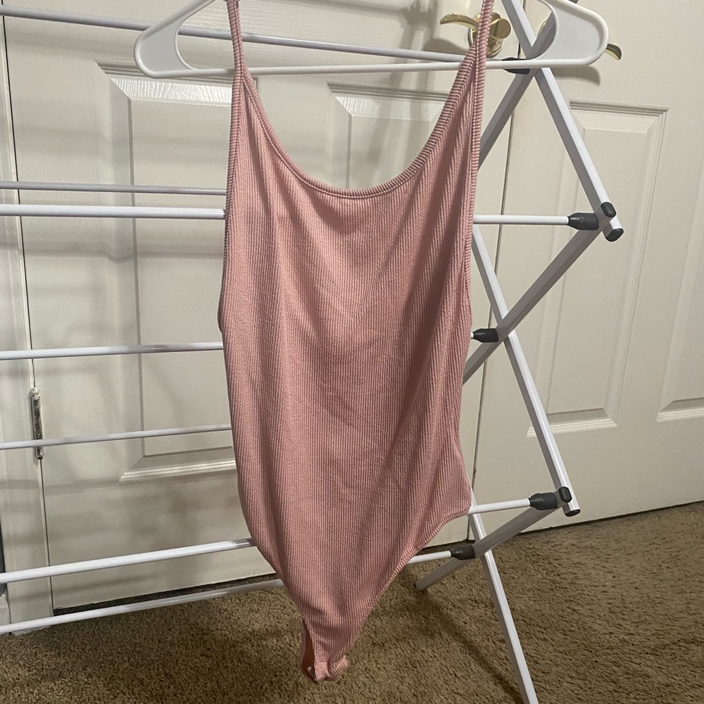 RIBBED LOW BACK PINK BODYSUIT